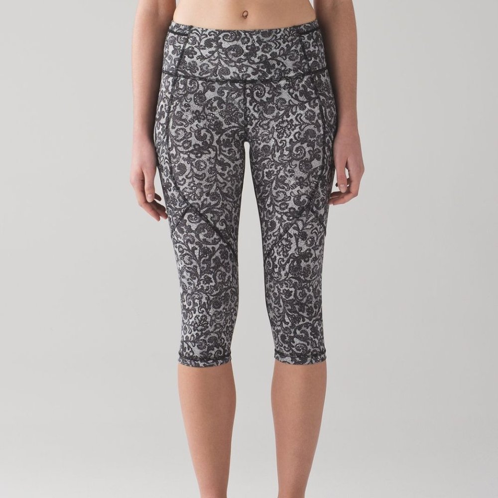 💙 Lululemon Outrun 17” Crop in Mini Cinder Lace